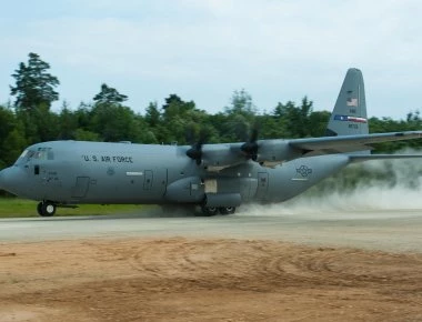 C-130J προσγειώνεται σαν… μαχητικό (βίντεο)